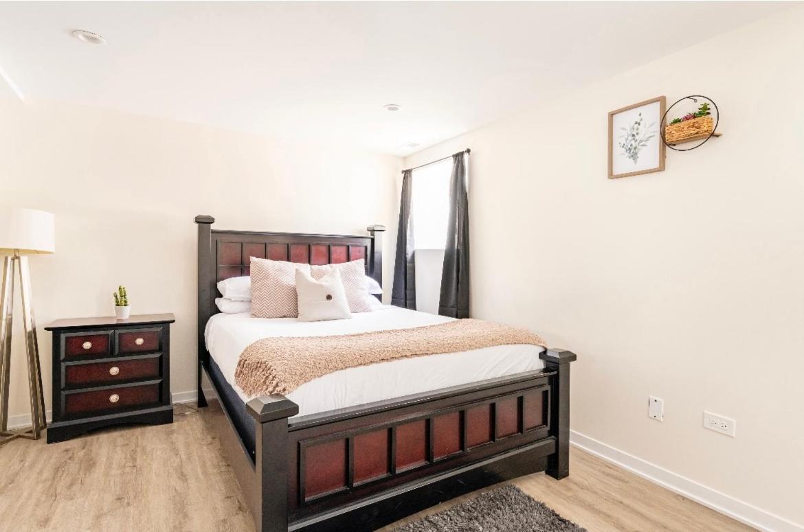 Cozy 2 Brm Apartment Mins Away From United Center Chicago Exteriör bild