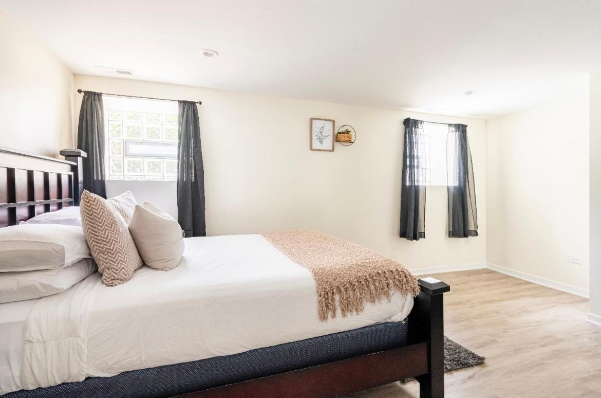Cozy 2 Brm Apartment Mins Away From United Center Chicago Exteriör bild