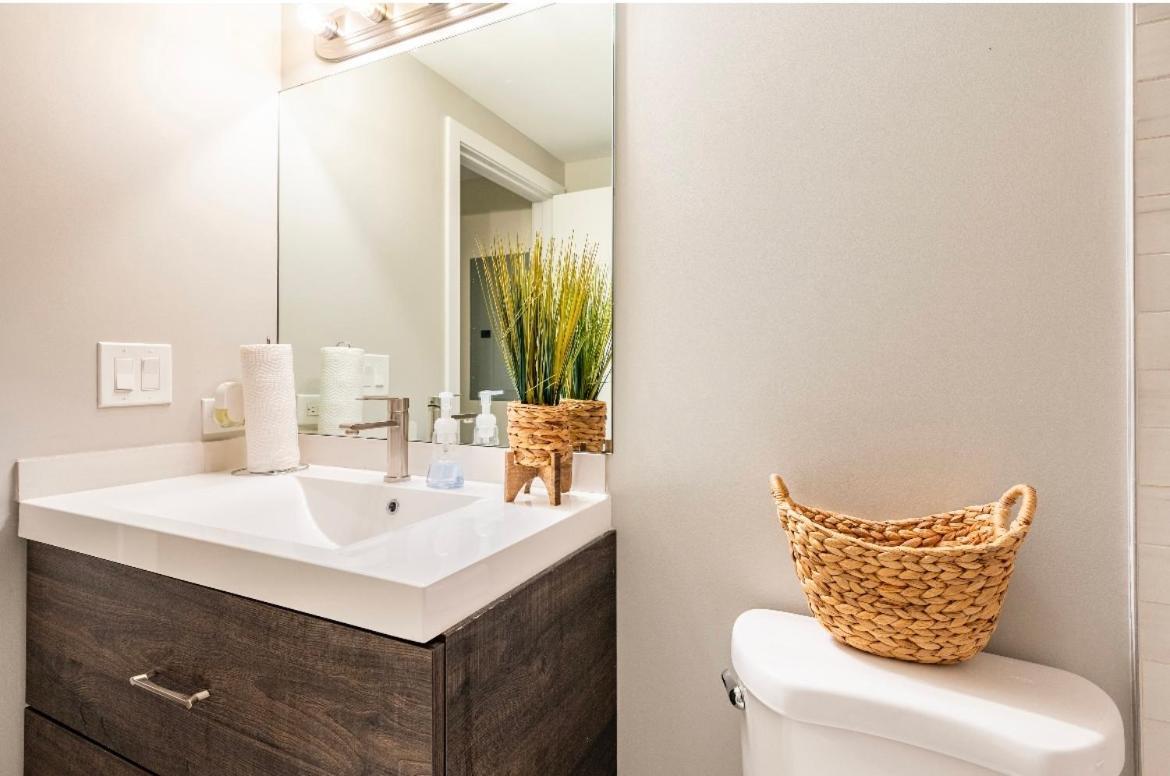 Cozy 2 Brm Apartment Mins Away From United Center Chicago Exteriör bild