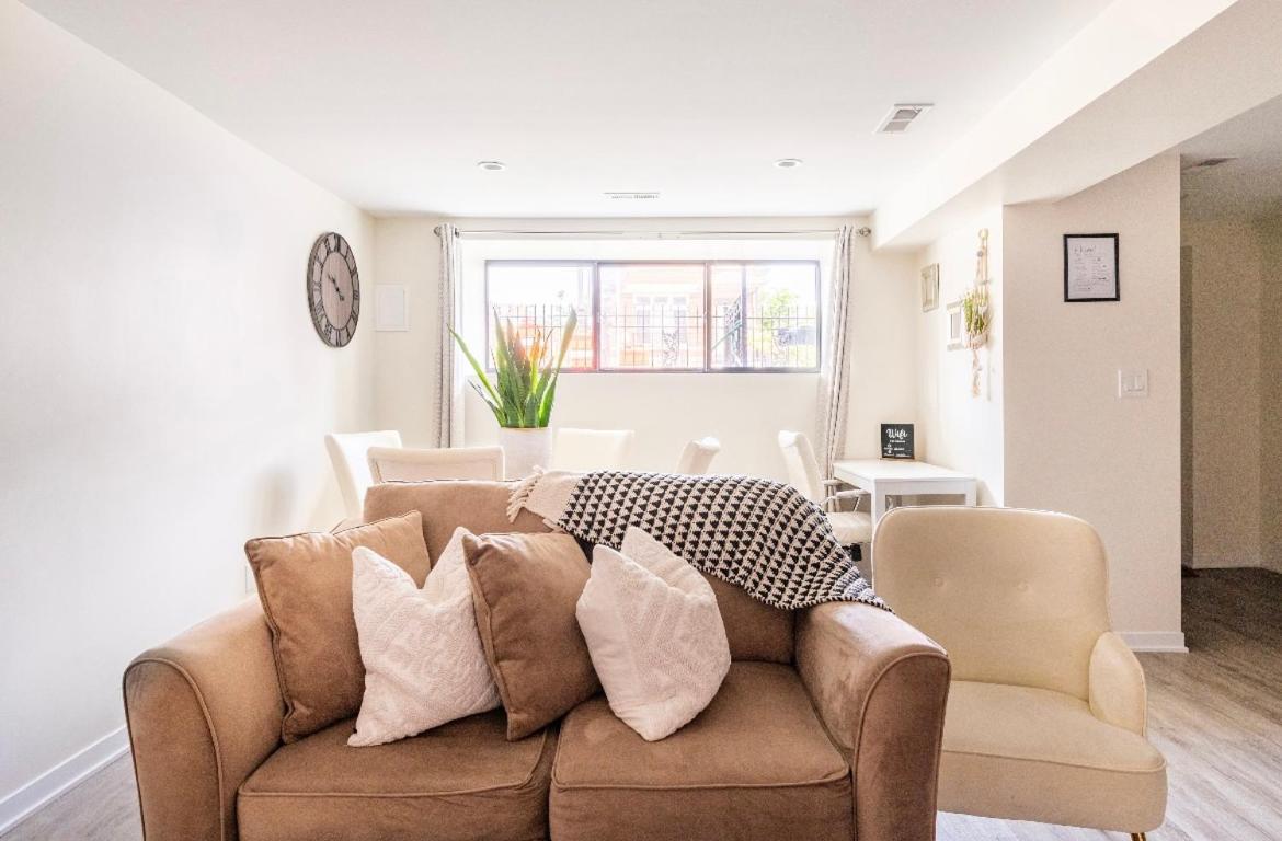 Cozy 2 Brm Apartment Mins Away From United Center Chicago Exteriör bild