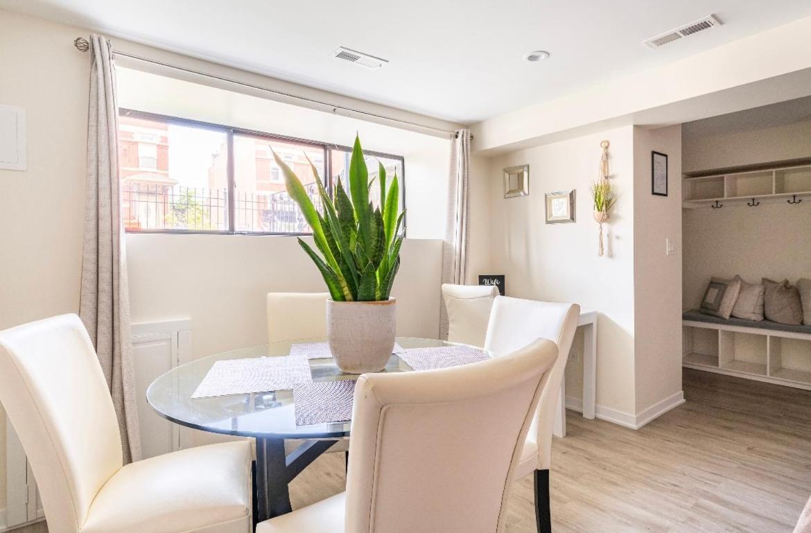 Cozy 2 Brm Apartment Mins Away From United Center Chicago Exteriör bild