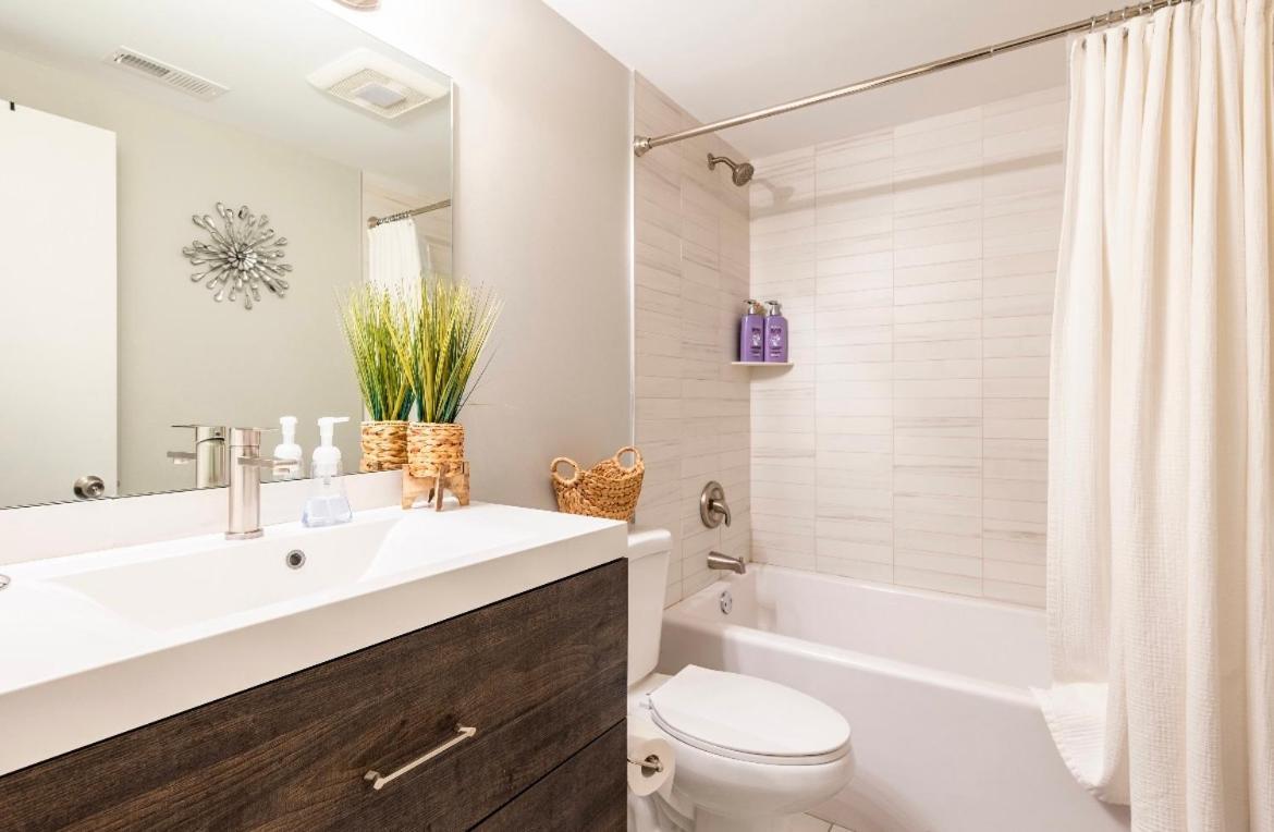 Cozy 2 Brm Apartment Mins Away From United Center Chicago Exteriör bild