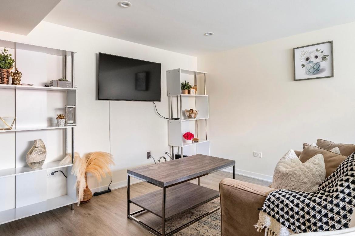Cozy 2 Brm Apartment Mins Away From United Center Chicago Exteriör bild