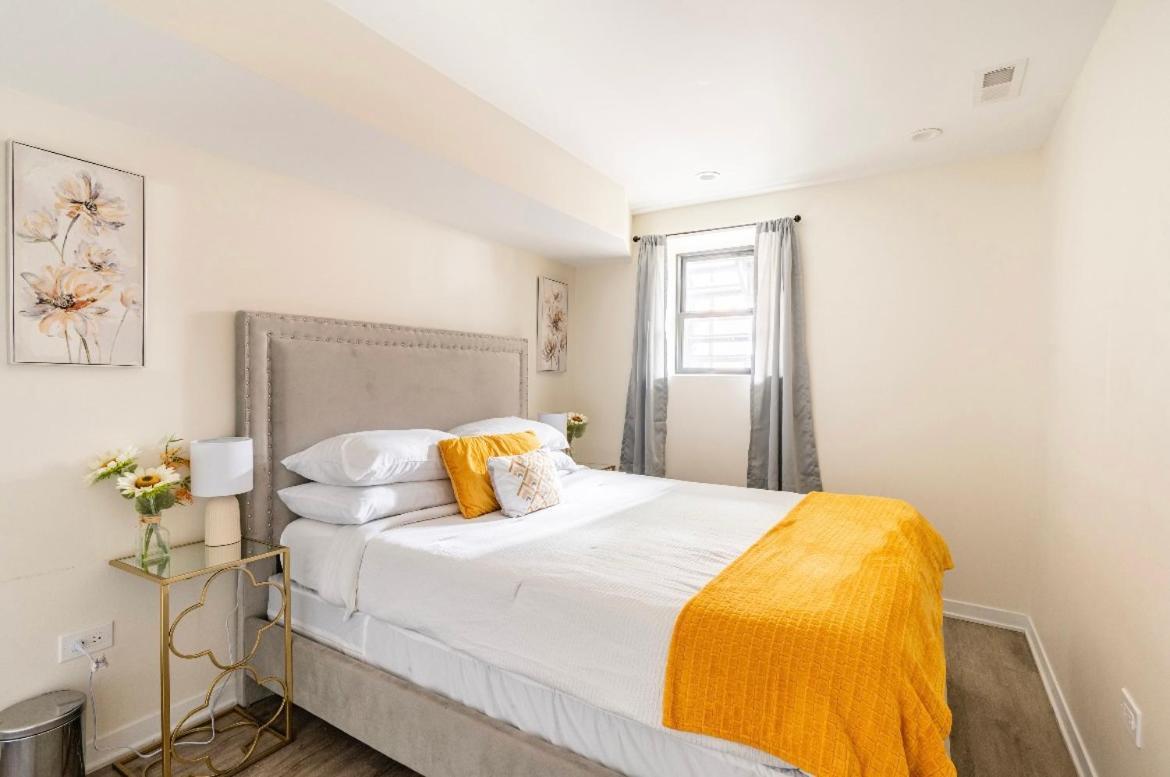 Cozy 2 Brm Apartment Mins Away From United Center Chicago Exteriör bild