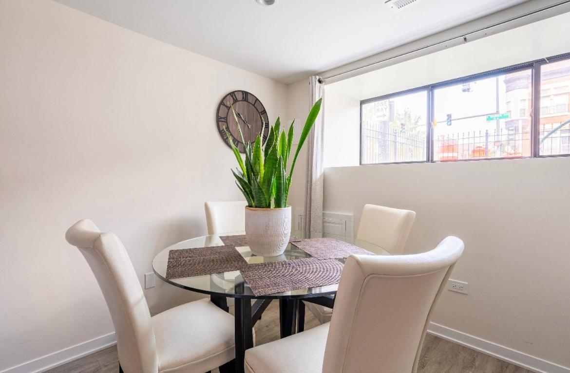 Cozy 2 Brm Apartment Mins Away From United Center Chicago Exteriör bild