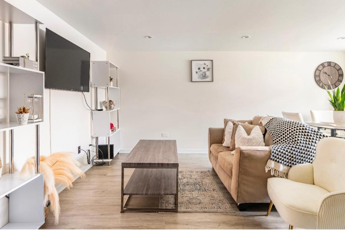 Cozy 2 Brm Apartment Mins Away From United Center Chicago Exteriör bild